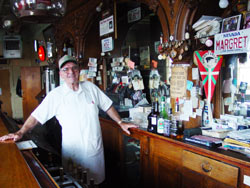 Miguel Olano tras la barra de la cantina del Winnemucca Hotel (foto basqueheritage.com)