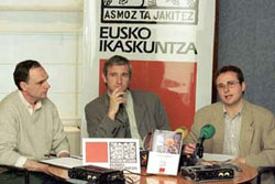 Juan Antonio Ardanaz (izda) junto a Mikel Aranburu y Roldán Jimeno en una presentación de Eusko Ikaskuntza (foto eusko-ikaskuntza.org)