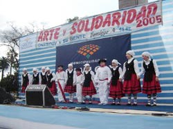 Los dantzaris del Beti Aurrera saludan al público reunido en la Plaza Principal chivilcoyana