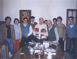 Uno de los entrevistados, Carlos Aguinaco Ruiz de Azua, rodeado de amigos y amigas del Centro Vasco villamercedino