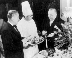 Henri Soulet dirigiendo a su equipo de maitres y cocineros en la época dorada de Le Pavillion