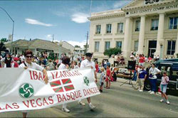 Miembros del Lagun Onak Basque Club de Las Vegas intervienen en el desfile vasco de Elko, también en Nevada (foto basqueheritage.com)
