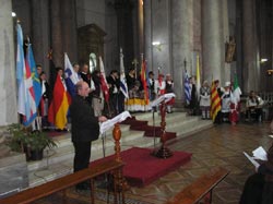Un momento del acto ecuménico del pasado domingo en la Catedral Metropolitana, con los abanderados de las distintas colectividades