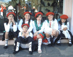 Txikis del Grupo de Baile 'Euskal Jaia' de la Colectividad Vasca de Concordia durante el desfile de la 'Fiesta Provincial del Inmigrante'
