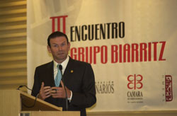 Ibarretxe ayer en Bogotá, durante una intervención en el seno del 6º Foro de Biarritz (foto J. Bernárdez)