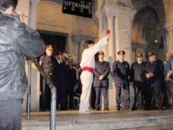 El dantzari Aitor Alava finaliza el aurresku ante la mirada de los voluntarios del cuerpo de bomberos, algunos de cuyos miembros portan la imagen de la Vírgen de Aranzazu (foto euskalkultura.com)