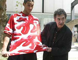 El artista junto a la camiseta que diseñó para las competiciones europeas del Athletic de Bilbao (fútbol), que fue objeto de gran polémica