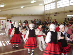 Actuación de los dantzaris txikis del Centro Beti Aurrera en la Escuela de Educación Especial nº 502