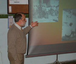 Danilo Maytía ilustró su charla con diversas imágenes relativas a la industria de fabricación de alpargatas en Uruguay y el País Vasco