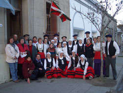 Integrantes de Ardanbera frente al Centro Vasco Lagunen Etxea de Laprida, durante su gira argentina de 2004 (foto Ardanbera)