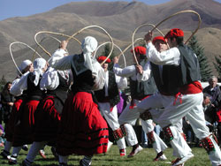 Dantzaris de Oinkari (Boise) en una edición anterior de Trailing of the Sheep (foto T.Niedrich)