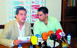 Mikel Goñi, a la derecha, junto al responsable de la empresa Ordago, el durangués Juan Pedro Azkune (foto Diario de Noticias)