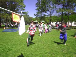 'Zapi lasterketa' (carrera de pañuelos), uno de los juegos infantiles que se llevaron a cabo el pasado sábado en Euskal Echea (foto euskalkultura.com)