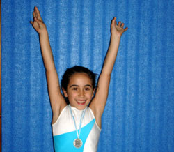 La gimnasta Wanda Elizalde portando una medalla que confirma su excelente actuación en Rosario (foto euskalkultura.com)
