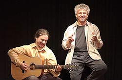 El cuentacuentos Koldo Amestoy en una actuación, acompañado por el guitarrista Pantxix Bidart 