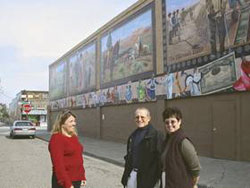 Sheri Nalivka y Frank y Patty Yraguen, miembros del equipo coordinador del proyecto muralístico 