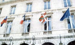 Fachada del Ayuntamiento de Baiona-Bayonne. La capital labortana, con sus 45.000 habitantes, constituye el mayor núcleo de población de todo el País Vasco continental