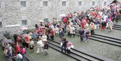 Un grupo de Arantzas bajando la escalinata de la Basílica de Arantzazu para acudir a la misa mayor en el encuentro de 2001 (foto Marian-DV)