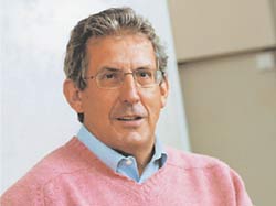 El físico euskaldun Pedro Miguel Etxenike