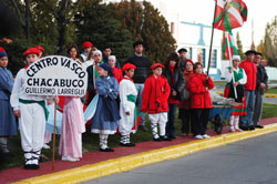 El Centro Vasco 'Guillermo Larregui' de Chacabuco participó en Piedrabuena en un homenaje al Vasco de la carretilla que ha quedado inmortalizado en el documental de Roberto Arizmendi '¡Gora Vasco!'