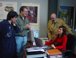 De izquierda a derecha, Liliana Rouan, Joseba Etxarri, Julio Esnaola y Begoña Miñaur en el transcurso de la visita (foto euskalkultura.com)