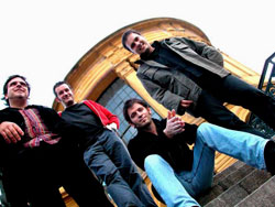 Componentes del grupo poético-musical 'Zaharregia, txikiegia agian'
