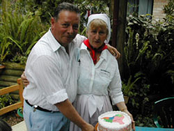 El presidente de Gure Txoko de Sydney Carlos Orue y la responsable de las lecturas, Amparo Montero, junto a la 'tarta vasca' (foto euskalkultura.com)