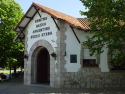 El Centro Vasco Euzko Etxea de Necochea será la sede de la Semana Nacional Vasco Argentina 2005 (foto euskalkultura.com)