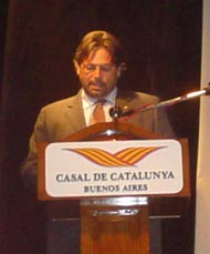 El presidente del Parlament de Catalunya, Ernest Benach, se dirige al público reunido en el Casal Catalá de Buenos Aires, en una visita anterior a la capital argentina