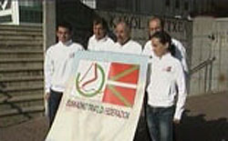 Los triatletas Ainhoa Murua y Héctor Llanos, junto a directivos de la Federación Vasca de Triatlón