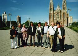 Un grupo de Euskal Argentina frente a la Catedral de La Plata en 2004 (foto Euskal Argentina)