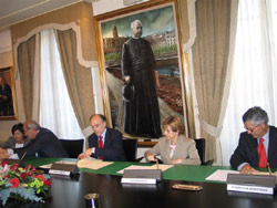 Lankidetza hitzarmena sinatzeko mementua, Euskaltzaindiko egoitza nagusian, Resurreccion Maria Azkue atzetik jagole dutela