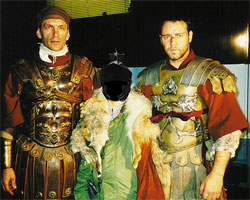 Tomas Arana caracterizado como Quintus, junto a Russell Crowe en la película Gladiator