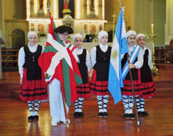 Los dantzarisy abanderados de Beti Aurrera en la Iglesia de Nuestra Señora del Rosario 