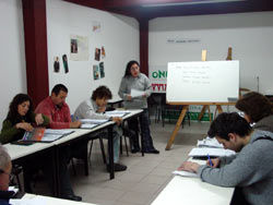 Clase de euskera en Denak Bat de Mar del Plata, de la mano de la irakasle marplatense Verónica Domingo (foto euskalkultura.com)