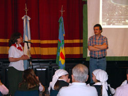 Joseba Etxarri en la presentación de su charla, a cargo de la presidenta del Centro Vasco, Alicia Ithurrart, en la Casa de Cultura de Maipú