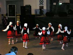 Los dantzaris txikis suipachenses en plena actuación del 141 aniversario de la ciudad