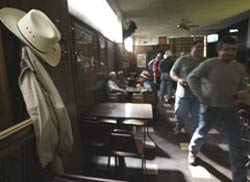 Los comensales se apresuran camino a la mesa común donde Fermín Urroz sirve la comida tradicional del 'euskal ostatua' (foto FresnoBee)