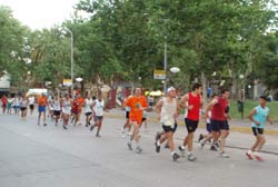 Los participantes en la maratón recorren las calles de Villa Mercedes, en la provincia de San Luis