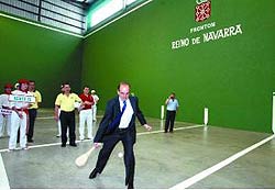 El portavoz del Gobierno Foral de Navarra, Alberto Catalán, realizó el saque de honor en la inauguración del frontón de Rosario