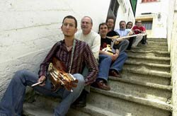 Una imagen del grupo de música folk Oskorri, motor de 'The Pub Ibiltaria'