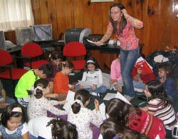Gurutzne Etxeberria durante una clase en el Centro Vasco de México DF (foto vascosmexico.com)