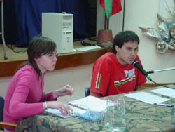 Dos de los delegados participantes, Julia Sosa, de Bahía Blanca, y Santiago Bereciartua, de Rosario, durante la presentación de su ponencia (foto euskalkultura.com)