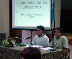 Actuaron como portavoces del Congreso Jerónimo Romero, del Centro Vasco de Pergamino, y Santiago Bereciartua, del Zazpiak Bat de Rosario (foto euskalkultura.com)