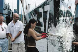 La joven vasco australiana Amaia Lasa bautiza el Ocean World con la tradicional botella de champagne, en representación de Gure Txoko