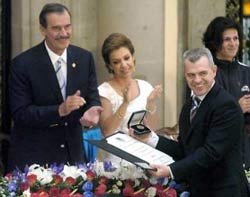 Javier Aguirre recoge el premio de manos de otro mexicano con orígenes vascos, el presidente Vicente Fox