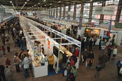 Un aspecto de las 'calles' del edificio Landako en la  Feria del Libro y Disco de Durango 2004