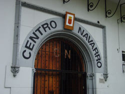 Puerta principal del Centro Navarro de Buenos Aires. Fundado en 1895, es el decano de las Nafar Etxeak americanas (foto euskalkultura.com)