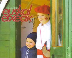 Dos jóvenes participantes de Jaialdi 2005, que se celebra con caracter quinquenal en Boise (EEUU), en la portada de Euskal Etxeak. El próximo número, que saldrá en diciembre, será el último de 2005.