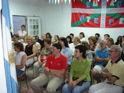 Un momento de la inauguración de la nueva Biblioteca Nikomedes Iguain Azurza en el seno del Centro Vasco 'Eusko Aterpea' de General Rodríguez